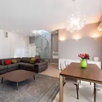 Ampli Apartament De 3-Habitacions A Roma
