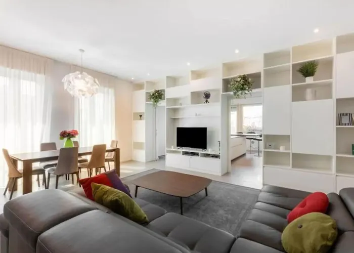 Ampli Apartament De 3-Habitacions A Roma